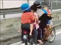  ??  ?? TINDAKAN Suriani menunggang motosikal dengan membawa empat anak kecil bersama tanpa memakai topi keledar mendapat pelbagai reaksi netizen.