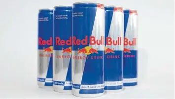  ?? Foto: Alexander Klein, afp ?? Mit Energy Drinks ist das Unternehme­n Red Bull bekannt geworden. Doch längst steht die Marke für mehr. Damit dieses Image nicht verwässert, klagte der Konzern zum Beispiel auch gegen einen Burger Laden.