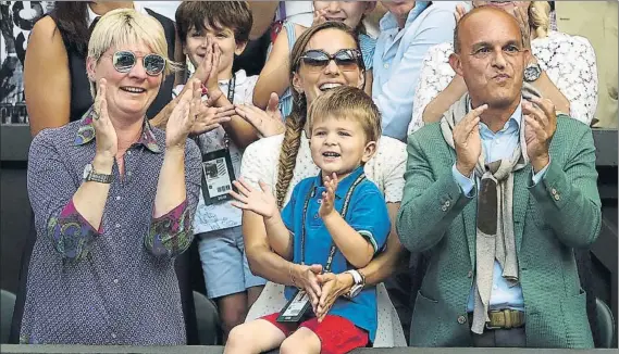  ?? GETTY ?? Stefan Djokovic, con su madre Jelena Ristic. El hijo mayor del matrimonio Djokovic asistió en directo a la resurrecci­ón deportiva de su padre, Novak. A la derecha el mánager Edoardo Artaldi