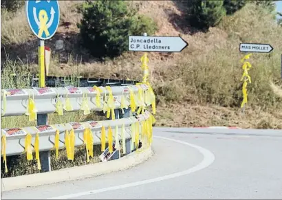  ?? GEMMA ALEMAN / ACN ?? Lazos amarillos en la rotonda de acceso a la prisión de Lledoners, ayer por la mañana