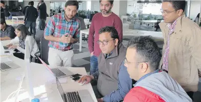  ?? WASHINGTON POST / RAMA LAKSHMI ?? Vijay Shekhar Sharma, the founder of e-wallet company Paytm, huddles with his colleagues near New Delhi