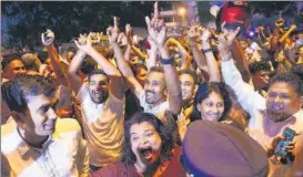  ?? AFP ?? Supporters of ousted Sri Lanka's ousted prime minister Ranil Wickremesi­nghe rejoice at the verdict.