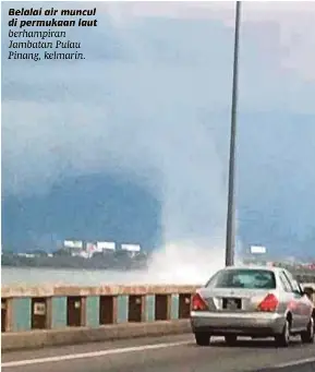  ?? [FOTO IHSAN PEMBACA] ?? Belalai air muncul di permukaan laut berhampira­n Jambatan Pulau Pinang, kelmarin.