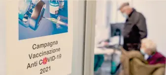  ?? IMAGOECONO­MICA ?? Campagna vaccinale. Le Regioni sono al lavoro per adeguarsi alle priorità dell’ordinanza del commissari­o Figliuolo