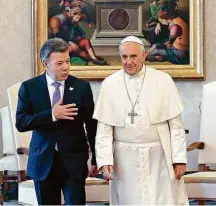  ?? Alessandro di Meo - 15.jun.2015/Associated Press ?? Santos fala com Francisco no Vaticano, em visita em 2015