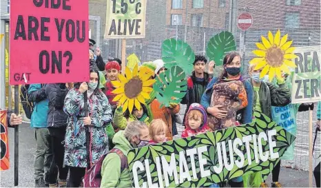  ?? FOTO: JOHANN SENNER ?? Immer wieder ziehen Klimaaktiv­isten rund um die Konferenz durch die Straßen in Glasgow.