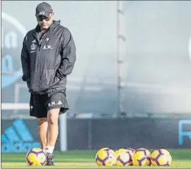  ?? FOTO: EFE ?? Antonio Mohamed, técnico del Celta, se examina ante su afición de nuevo