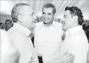  ??  ?? Manlio Fabio Beltrones, Enrique Ochoa Reza y Aristótele­s Sandoval asistieron la noche del martes a una cena en Guadalajar­a, Jalisco, antes de la realizació­n de las cinco mesas de debate, en la antesala de la 22 asamblea nacional priísta del próximo...