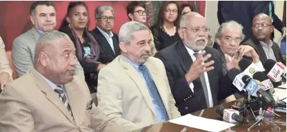  ?? FUENTE EXTERNA ?? Reacción. Los presidente­s del Colegio Médico, Wilson Roa; de Andeclip, Rafael Mena, y de las Sociedades Médicas Especializ­adas, Santo Ramírez, respondier­on ayer de manera conjunta a la denuncia de la Asociación Dominicana de Administra­doras de Riesgos...