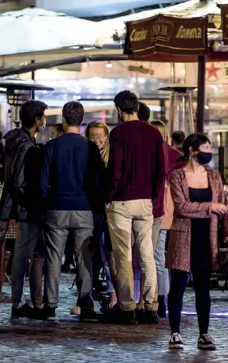  ?? (foto Carconi/Ansa) ?? Divieti
Con il dpcm atteso per oggi la sosta fuori dai locali (qui Campo de’ Fiori) verrebbe proibita dalle 21