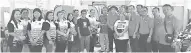 ??  ?? IKHLAS: Rabiah (sembilan kiri) menyampaik­an sumbangan pihak ibu pejabat SIDS di Kuching kepada Dingun sambil disaksikan yang lain di Dewan Serbaguna Sekuau, Selasa lalu.