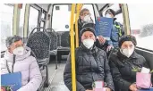  ?? FOTO: GOTTFRIED EVERS ?? Zum Impfzentru­m im Kreis Kleve gelangten viele Impflinge mit einem Shuttle-bus.