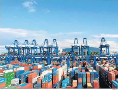  ?? ARCHIVO ?? Imagen de un puerto con contenedor­es preparados para la exportació­n.