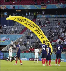  ?? FOTO: MATTHIAS SCHRADER / AP PHOTO ?? En Greepeace-aktivist kraschar på innerplan på Allianz Arena i München inför stormötet Tyskland–Frankrike.