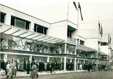 ?? FOTO: ARTHUR HAARDT / STADTARCHI­V MG ?? Das Geschäftsh­aus Gebrüder Heinemann an der oberen Hindenburg­straße feiert am 18. November 1954 Eröffnung.