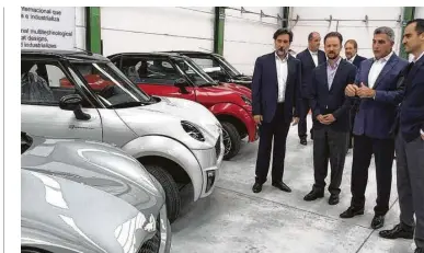  ?? Oficina del Gobernador de Puebla ?? Puebla Gov. Tony Gali, second from right, inspects the Zacua, Mexico’s first domestic electric vehicle.