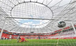  ?? MARTIN MEISSNER/POOL/AFP VIA GETTY IMAGES ?? The Bundesliga, Germany’s top soccer league, resumed play in mid-may and has been able to handle sporadic coronaviru­s cases, including 10 in an early round.
