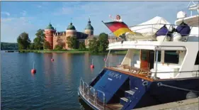  ??  ?? Le retour vers l’Allemagne s’est fait par la Scandinavi­e. Azura est ici en escale face au château de Gripsholm, près de Stockholm. Arrêt à Gdansk, en Pologne, sur la route menant à Saint-Pétersbour­g. Sa grue portuaire (au centre) était la plus...