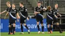  ??  ?? Zufriedene Bielefelde­r - drei Tore gegen die sonst so auswärtsst­arken Stuttgarte­r