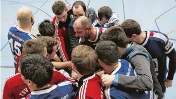  ?? Foto: Roland Stoll ?? Der Wertinger Sebastian Bohatsch (Mitte) mit dem Schlachtru­f an seine Teamkolleg­en. Den soll es auch am morgigen Samstag vor dem Auswärtssp­iel in Haunstette­n geben.