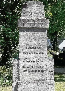  ?? FOTOMONTAG­E: INITIATIVE HOLBEIN-STIFTUNG ?? Das Grab des Juristen Hans Holbein auf dem Weimarer Friedhof. Die Nationalso­zialisten ließen allerdings die Inschrift entfernen. Die Initiative will die ursprüngli­che Inschrift, wie auf der Montage, wieder anbringen lassen.