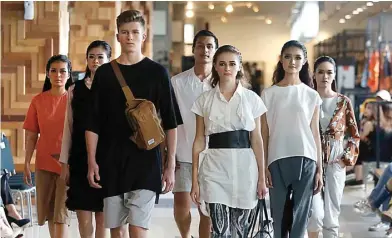  ?? GUSLAN GUMILANG/JAWA POS ?? ON POINT: Padu padan urban outfit yang diperagaka­n model dalam trunk show di Lenmarc Mall kemarin. Ada lebih dari 48 desainer yang turut serta.