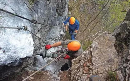  ?? Fotografij­e arhiv PD Idrija ?? Pri obnovi je sodelovalo enajst ljudi – markacisto­v iz Posočja in drugih