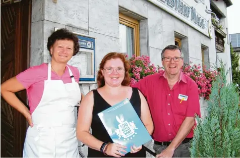  ?? Foto: Sonja Diller ?? Gemeinsam mit Tochter Melissa freuen sich Maria und Georg Magg über die besondere Auszeichnu­ng des Freistaats. Beim Wettbewerb der Staatsregi­erung kam der Gas  tronomiebe­trieb unter die 100 besten Heimatwirt­schaften.