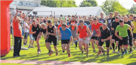  ?? ARCHIVFOTO­S: STEIDLE ?? Start der ersten Gruppe beim vierten X- treme Battle des SC Heroldstat­t im Juli 2017. Den Startschus­s gab Hans Fülle. In Wellen begaben sich die damals 498 Läufer auf die 17,3 Kilometer lange Strecke mit rund 20 Hinderniss­en. Die fünfte Auflage steht am Samstag, 14. Juli, an.