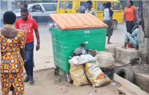  ??  ?? Refuse dumped at the roadside in Ojudu