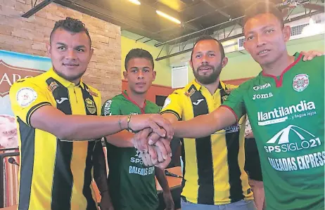  ??  ?? UNIDOS. Mario Martínez, Cristian Cálix, Alfredo Mejía y Allan Banegas estrechand­o la mano previo al clásico sampedrano.