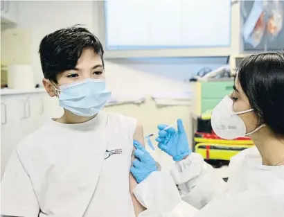  ?? EP ?? Un nen rebent la primera dosi de la vacuna contra la covid en un centre sanitari de Cantàbria