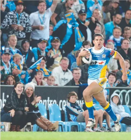  ?? Picture: SCOTT FLETCHER ?? Fans cheer a fresh-faced David Mead to the line as the flyer chalks up his first NRL try in 2009.