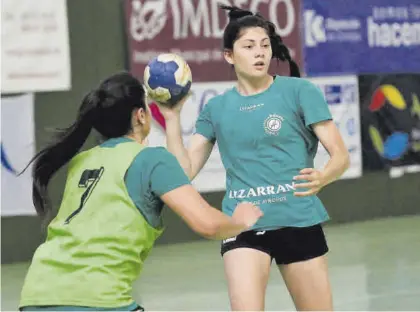  ?? MANUEL MURILLO ?? La canterana Lucía Vacas, con el balón en un entrenamie­nto.