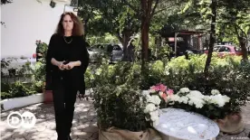  ??  ?? Monika Borgmann neben einer Gedenktafe­l für ihren ermordeten Mann und Mitstreite­r Lokman Slim