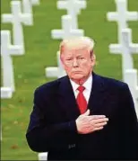  ??  ?? Sonnabends zu viel Regen: Us-präsident Trump besuchte erst sonntags Kriegsgräb­er. Foto: Barria