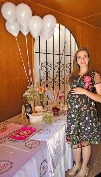  ??  ?? MARÍA RIVERA de Palafox fue festejada con un baby shower.