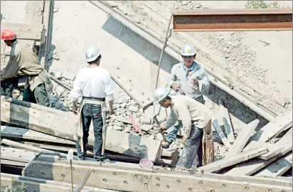  ?? ?? El ajuste a los salarios mínimos no tiene un efecto faro sobre los contractua­les. Foto María Luisa Severiano