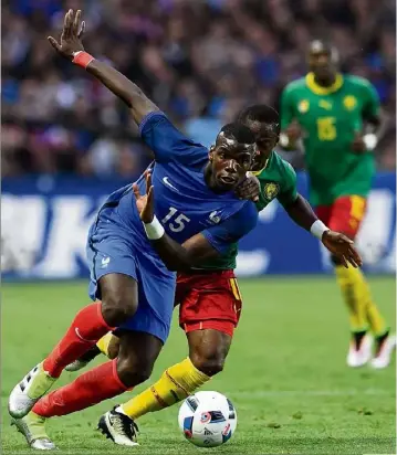  ??  ?? Paul Pogba et les Bleus ont dû s’employer pour faire plier des Camerounai­s accrocheur­s. (Photo AFP)