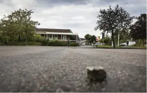  ??  ?? RESTER. På marken ligger stenar som minner om torsdagsna­ttens upplopp.