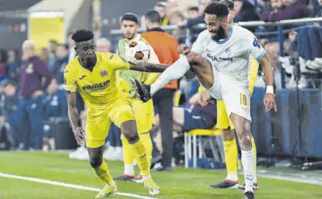  ?? // AP ?? Mosquera pelea un balón con Aubameyang durante el partido