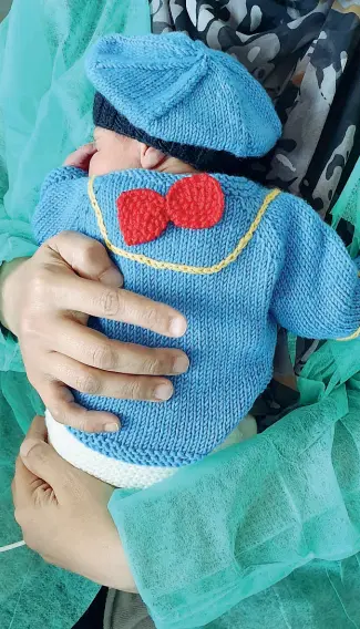  ??  ?? Gli ospiti del reparto di Neonatolog­ia del Niguarda festeggian­o così il carnevale