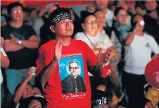  ??  ?? Cita. Miles de feligreses se congregaro­n para esperar la canonizaci­ón de su santo en la capital de El Salvador.