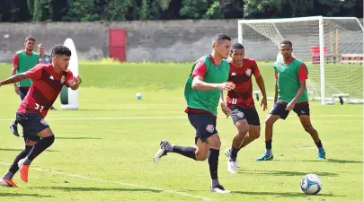  ?? ECVITÓRIA/DIVULGAÇÃO ?? Perseguido por Nickson, volante Léo Gomes corre com a bola dominada em treino do Vitória na Toca do Leão