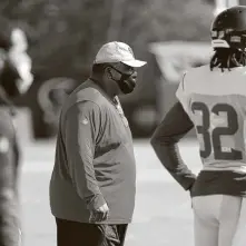  ?? Brett Coomer / Staff photograph­er ?? Two players’ strikes in the 1980s have taught Texans associate head coach Romeo Crennel to adapt to unusual circumstan­ces.