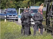  ??  ?? Personenko­ntrolle der Polizei vor dem Klimacamp der Braunkohle­gegner bei Erkelenz.