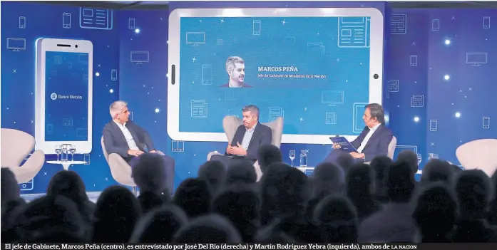  ?? fabián malavolta ?? El jefe de Gabinete, Marcos Peña (centro), es entrevista­do por José Del Rio (derecha) y Martín Rodríguez Yebra (izquierda), ambos de la nacion