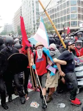  ??  ?? TENSIÓN. Opositores a los racistas hacen una barricada para impedir que pasen.