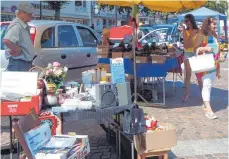  ?? FOTO: MONI MARCEL ?? Den Besuchern auf dem Flohmarkt in Trossingen wurde vielerlei angeboten.