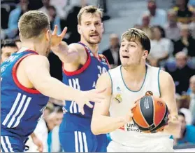  ?? FOTO: EFE ?? Doncic acorralado por Stimac y Dragic. El esloveno mostró su gran talento